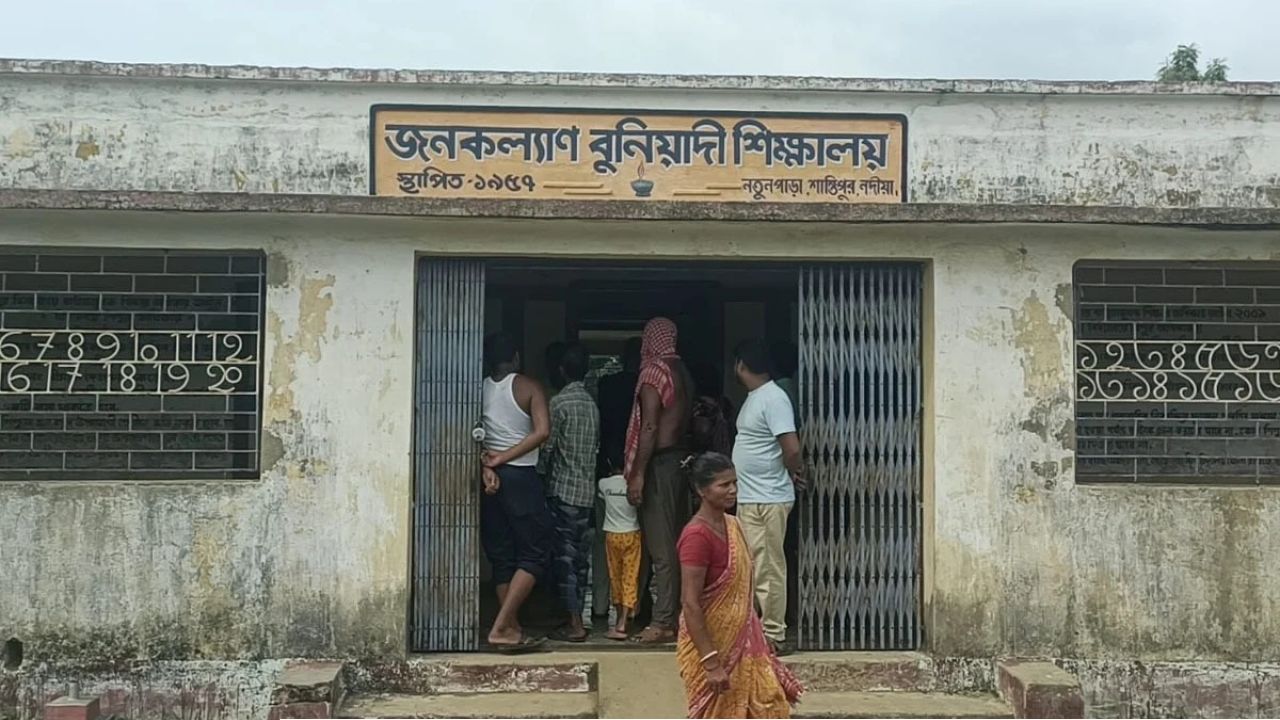 বাচ্ছাদের মিডডে মিলের মাংস দিয়ে স্কুলে স্যারের ম্যারেজ অ্যানিভার্সারি!