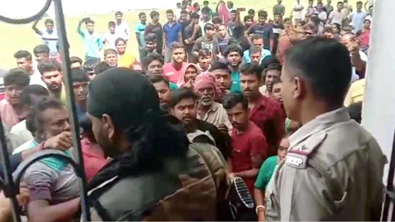 অশালীন আচরণের অভিযোগ ঘিরে শান্তিপুরে তুমুল বিক্ষোভ, স্কুলে ভাঙচুর; তদন্তে পুলিশ