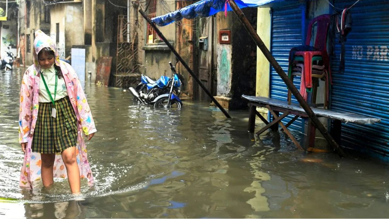 রবিবারেই দুর্যোগের শুরু! দক্ষিণবঙ্গে জারি কমলা সতর্কতা