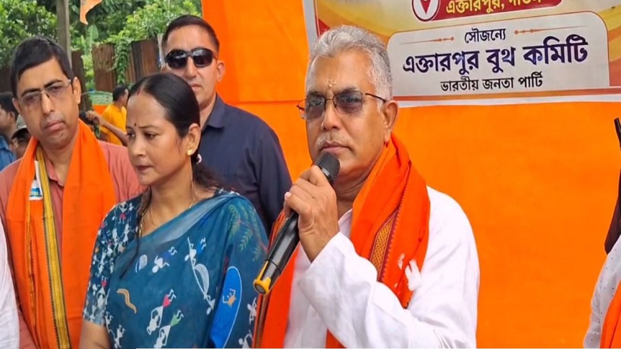 এবার ডিমের জায়গায় ইট মারা হবে…’, প্রায় ২০০০ ‘পলাতক’ পঞ্চায়েত প্রধানকে চরম হুঁশিয়ারি পঞ্চায়েত মন্ত্রী দিলীপ ঘোষের!