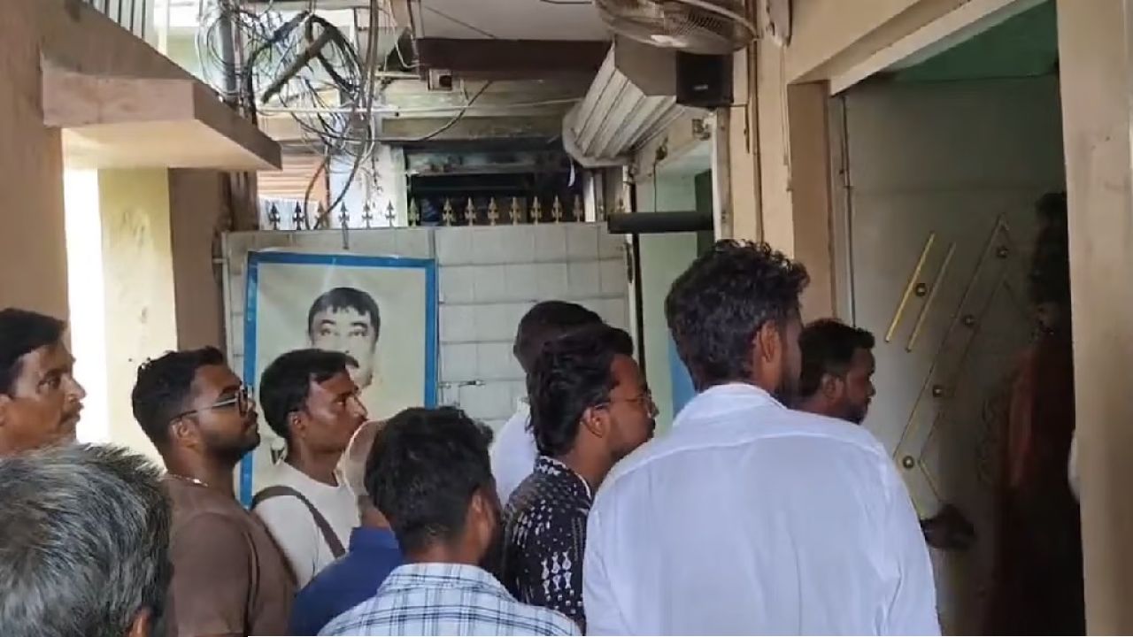  বোলপুরে অনুব্রতর পার্টি অফিসে তালা, কেন ক্ষুব্ধ বিজেপি? 
