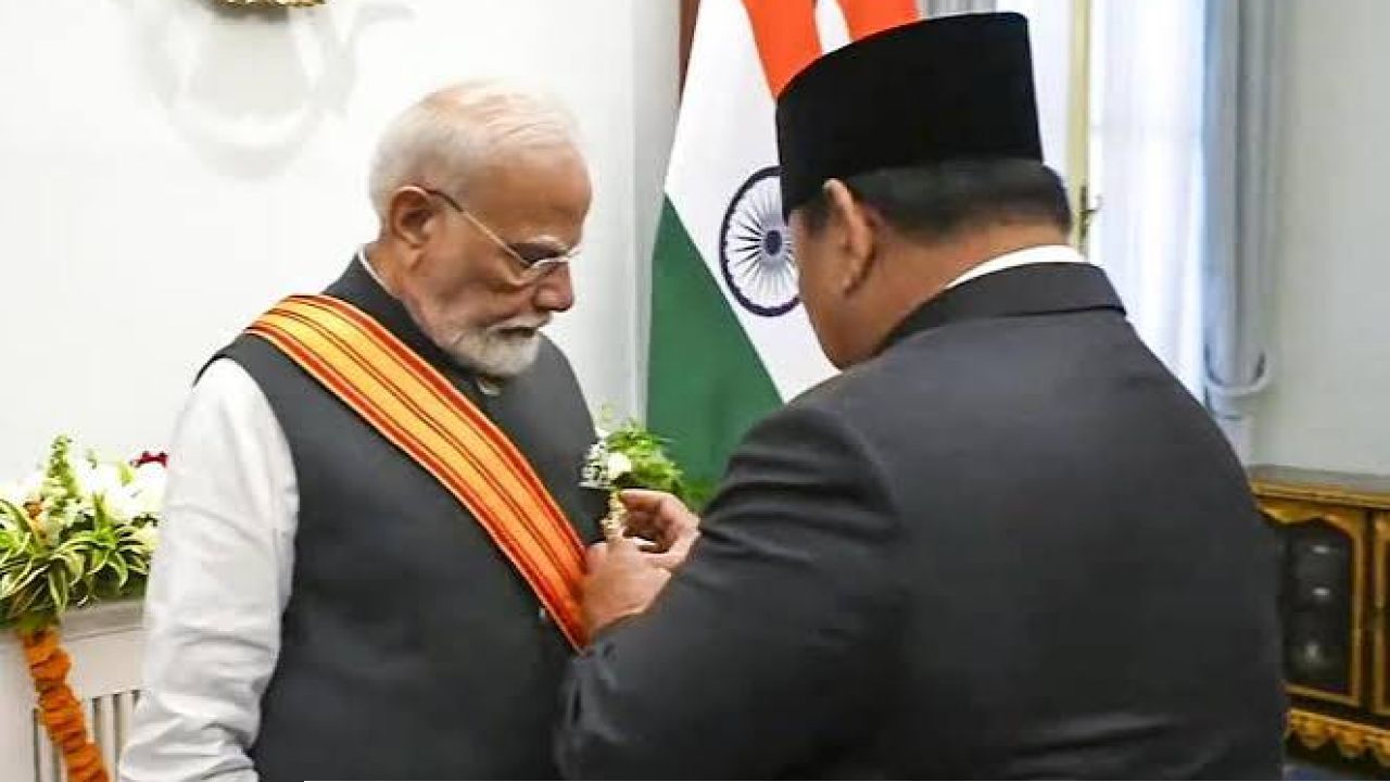 জাকার্তায় মেগা অভ্যর্থনা! ইন্দোনেশিয়ার সর্বোচ্চ সম্মানে ভূষিত প্রধানমন্ত্রী মোদী, দুই দেশের বন্ধুত্ব নিয়ে করলেন বড় পোস্ট