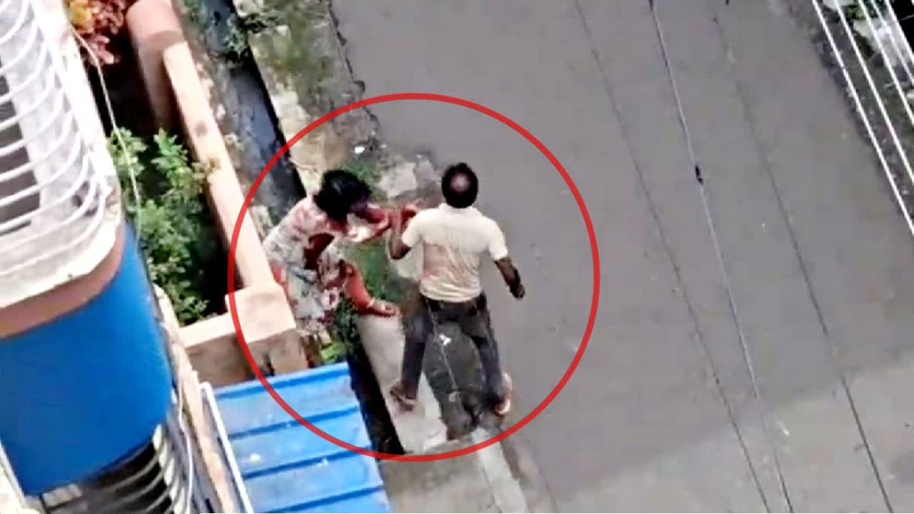 প্রেমিকার গলায় ছুরি চালিয়ে আত্মহত্যার চেষ্টা প্রেমিকের! সাতসকালে রক্তারক্তি সোদপুরে
