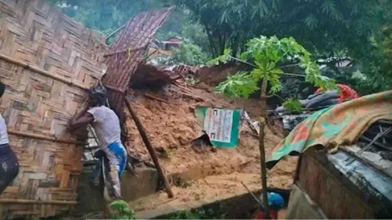 ঘুমের মাঝেই চিরতরে চাপা পড়ল আস্ত পরিবার! ওপার বাংলায় প্রকৃতির তাণ্ডব, ধসে আরও ৭ জনের মৃত্যু