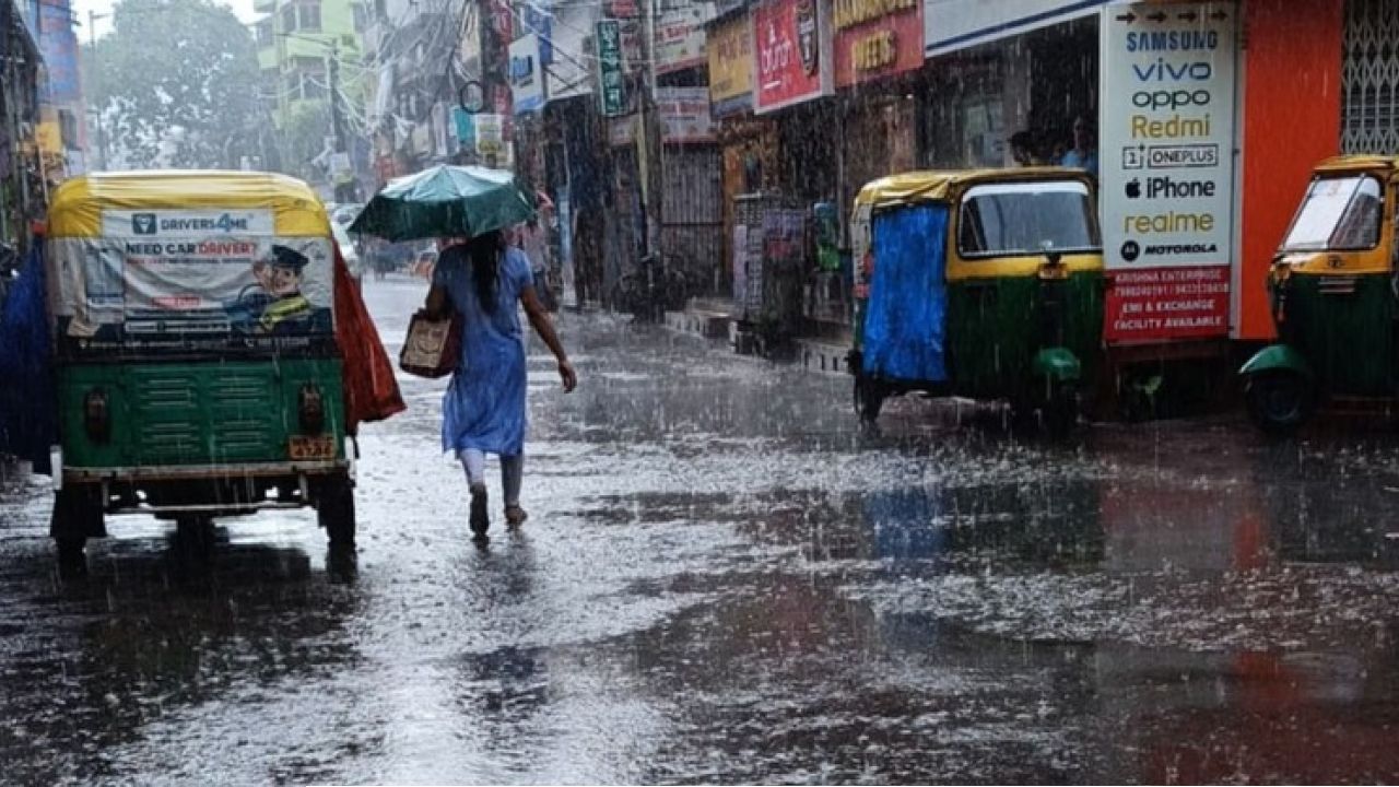 ঘূর্ণাবর্তের কোপ: রাতভর বৃষ্টিতে ভাসল কলকাতা, আজই কি ডুববে দক্ষিণের ৬ জেলা?