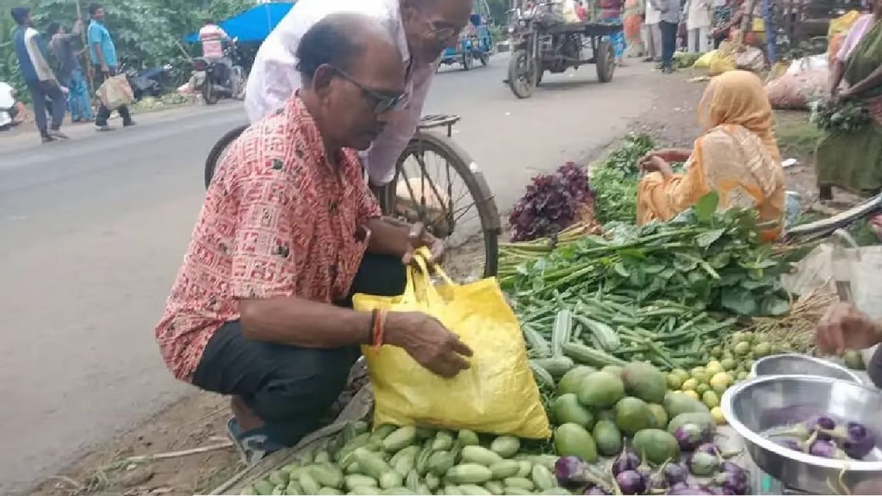 না কনভয়, না নিরাপত্তা! পটল-ঢেঁড়স বাছতে ব্যস্ত কৃষিমন্ত্রীকে দেখে ভিড় জমল বাজারে 