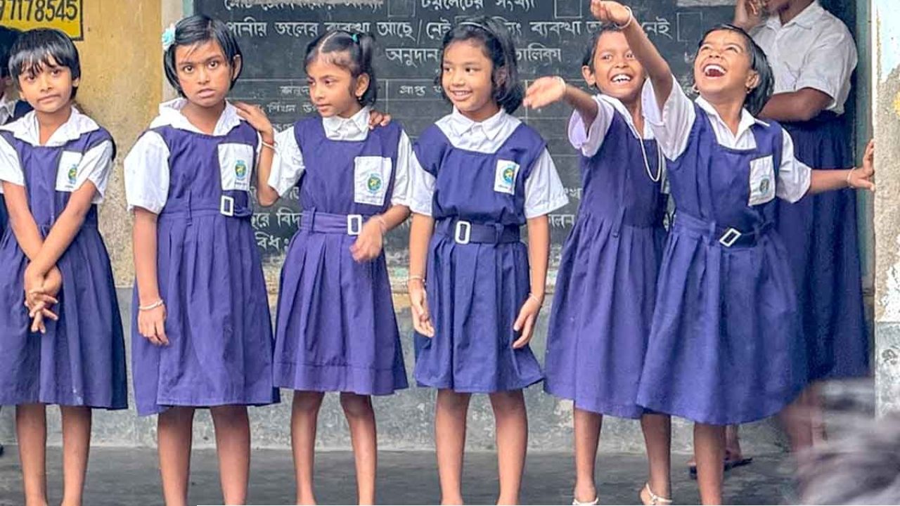  বিদায় নিচ্ছে নীল-সাদা? ২০২২-এর আগের ইউনিফর্ম ফিরিয়ে আনতে সমীক্ষার নির্দেশ শিক্ষাদপ্তরের 