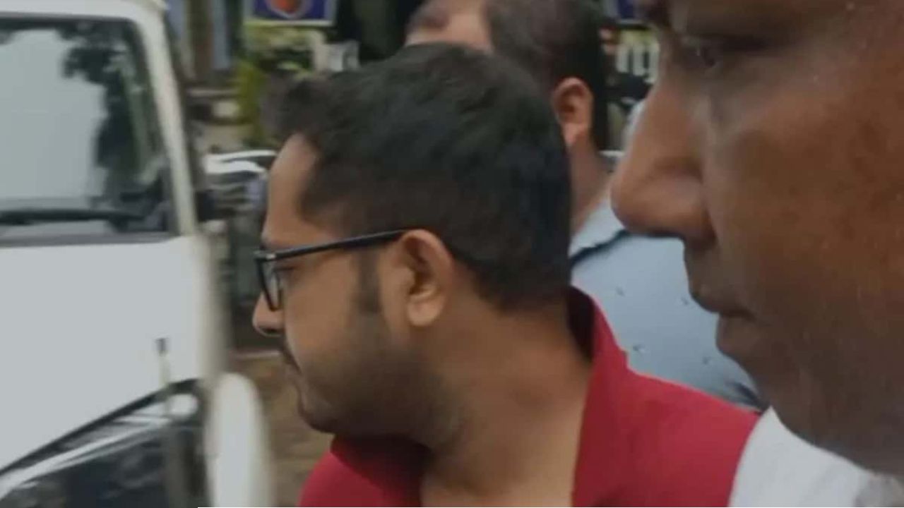 পড়ানোর নামে বাড়িতে ডেকে নেশার পানীয় খাইয়ে ছাত্রীকে ধর্ষণ! লেকটাউনে গ্রেপ্তার লম্পট গৃহশিক্ষক