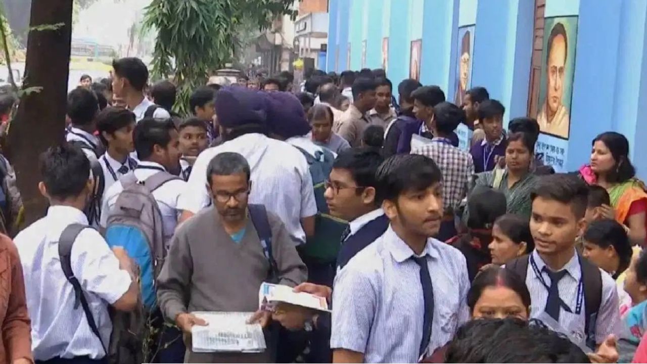 ফেব্রুয়ারিতেই শুরু জীবনের প্রথম বড় পরীক্ষা! মাধ্যমিকের নির্ঘণ্ট প্রকাশ পর্ষদের, দেখে নিন সময়সূচির বড় বদল