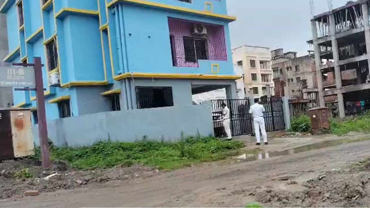 গেস্ট হাউসে ‘কুবেরের ভাণ্ডার’! ২ কোটিরও বেশি নগদ উদ্ধার, হাওয়ালা না সাইবার চক্র? 