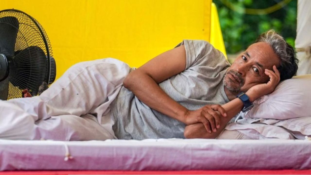 ‘দেশে সব বিকিয়ে গিয়েছে!’ অনশন মঞ্চ থেকে মোদী ও বিরোধীদের তোপ সোনমের