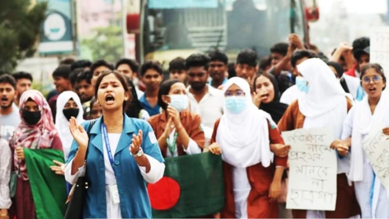 শিক্ষামন্ত্রীর ইস্তফার দাবিতে উত্তাল বাংলাদেশ! ঢাকা শিক্ষা বোর্ড ঘেরাও করে ইটবৃষ্টি ছাত্রদের