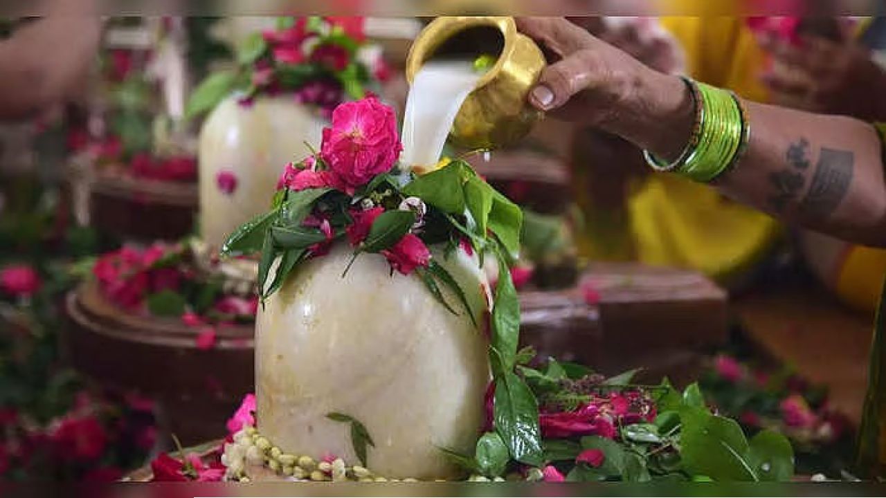 শ্রাবণের ৫ সোমবারে শিবলিঙ্গে অর্পণ করুন এই ৫টি জিনিস, ভোলেবাবার কৃপায় দূর হবে সব কষ্ট!