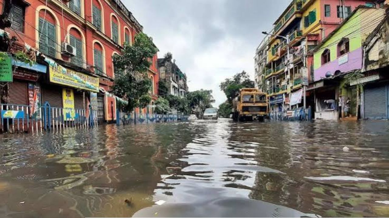 একুশে জুলাইয়ে দুর্যোগের ভ্রূকুটি! কলকাতায় মুষলধারে বৃষ্টি, উত্তরে প্লাবনের শঙ্কা