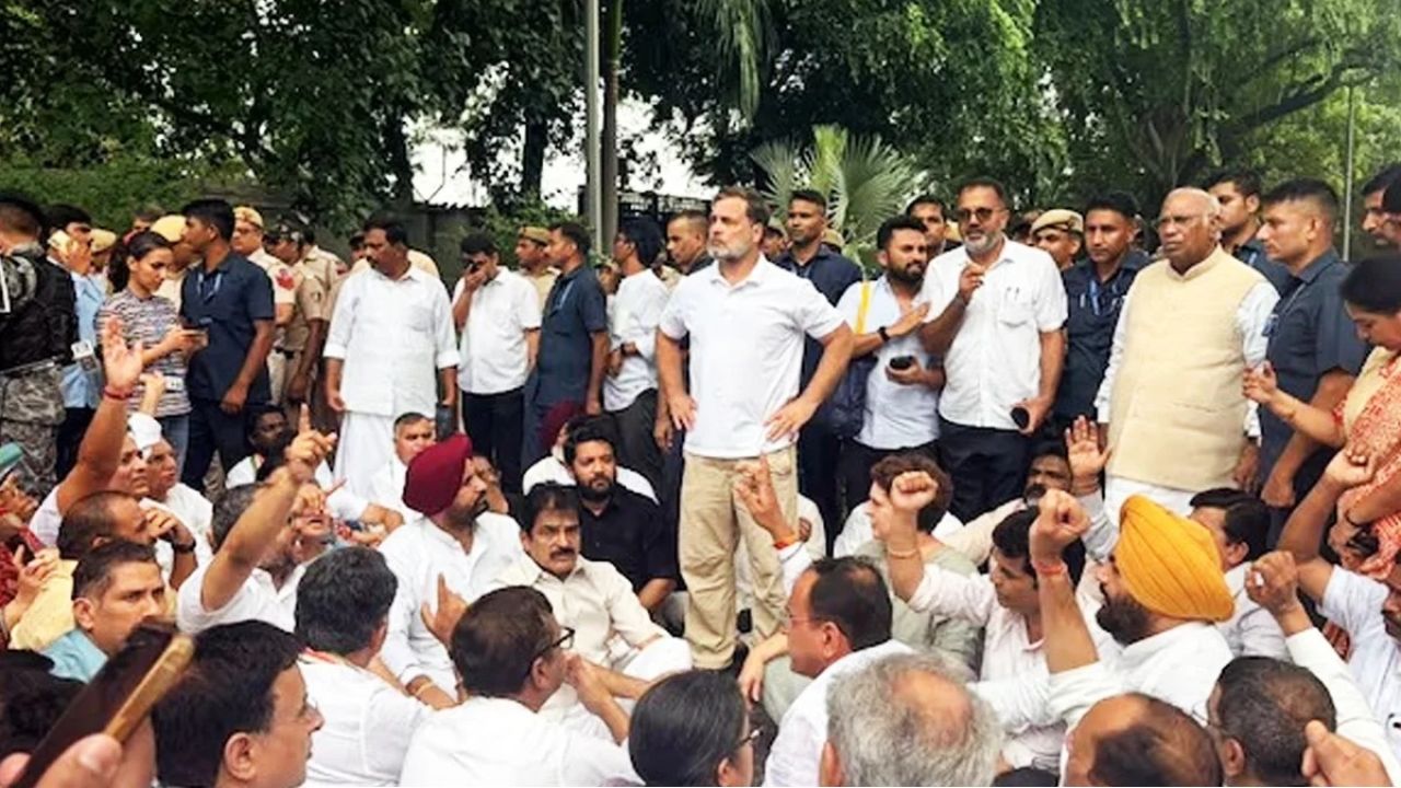 মোদীর বাসভবনের সামনে রাহুল গান্ধীর ধর্না, ইস্তফার দাবিতে সরব কংগ্রেস