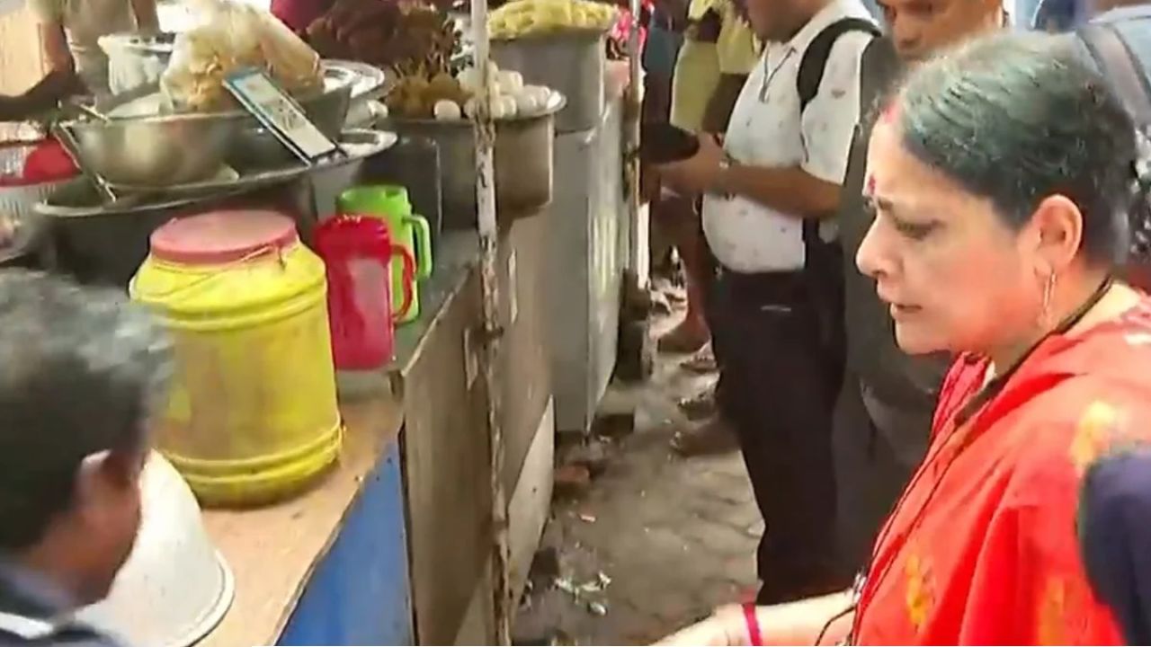 ফুটপাথ আটকে ব্যবসা! সাতসকালে ব্যবসায়ীদের কড়া ধমক অগ্নিমিত্রার