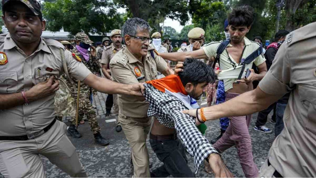  'চলো সংসদ' হিংসার ৪ দিন আগেই মার্কিন দূতাবাসের সতর্কবার্তা! কাকতালীয়, নাকি আরও বড় কোনও ইঙ্গিত?