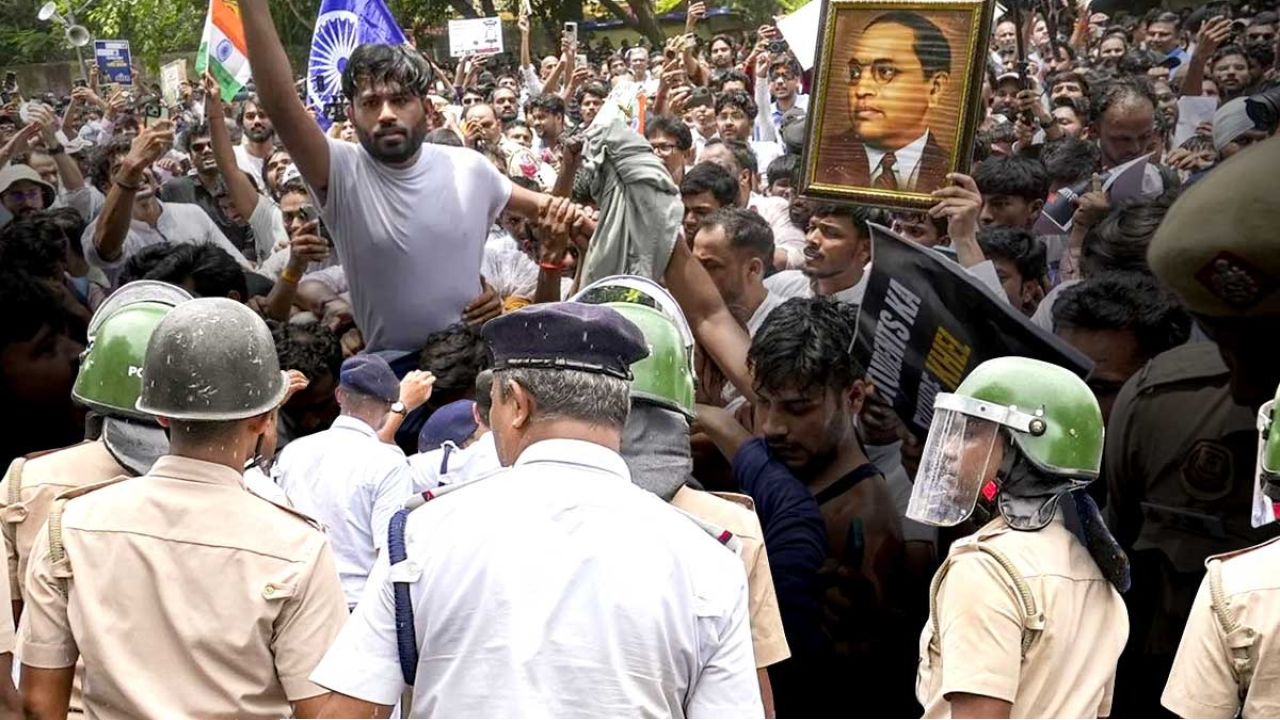 কলকাতায় মিছিলের অনুমতি চেয়ে পুলিশের কাছে ‘ককরোচে’র ইমেল, তৎপর লালবাজার 
