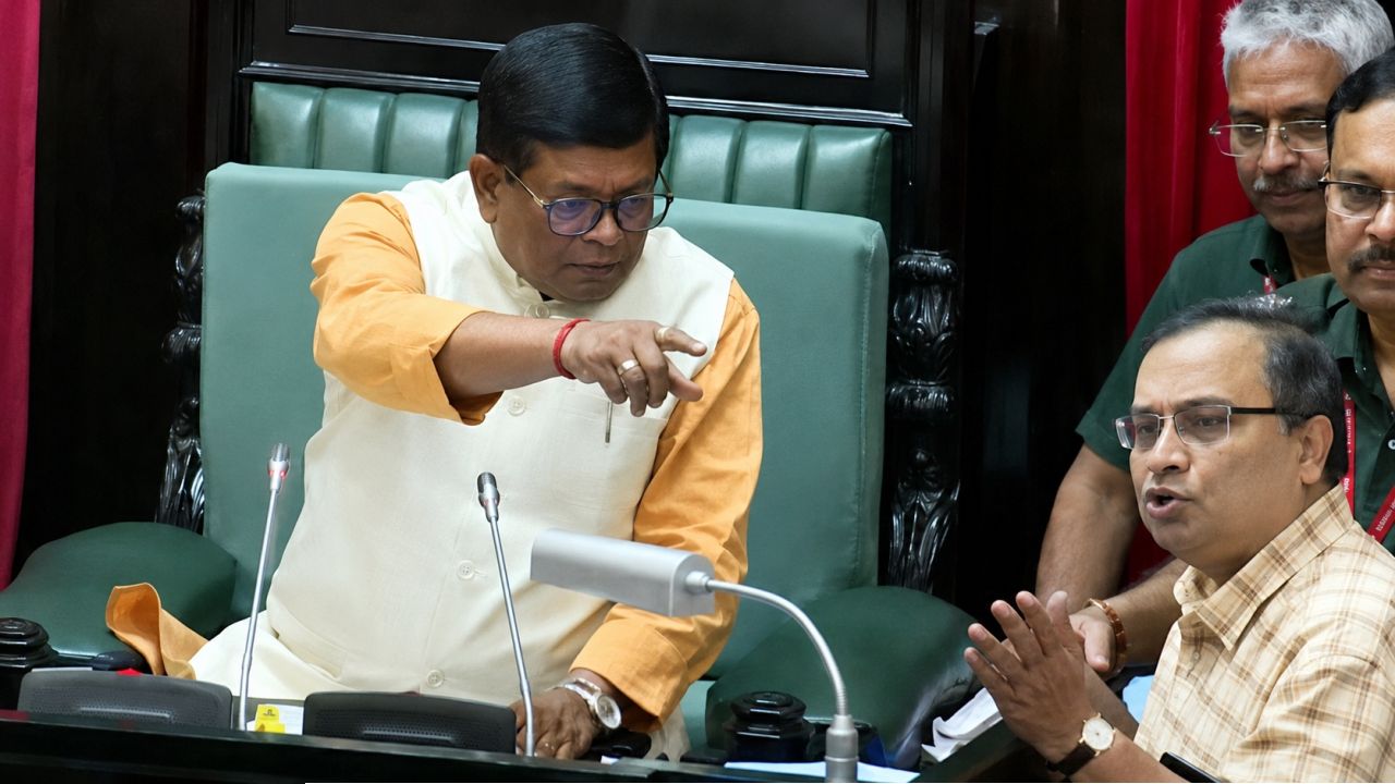  স্পিকারের সামনেই চরম ধস্তাধস্তি-বাকবিতণ্ডা! বিধানসভাকে ‘কলঙ্কজনক’ বলায় সটান স্পিকারের ডায়াসে কুণাল, তেড়েফুঁড়ে উঠলেন বিধায়ক
