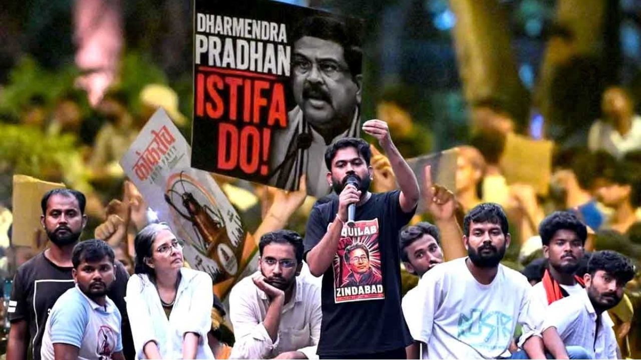 ‘ধর্মেন্দ্রর ইস্তফায় কোনও আপস নয়’, তৃতীয় বৈঠকের আগেই কেন্দ্রকে কড়া বার্তা ‘ককরোচ’দের
