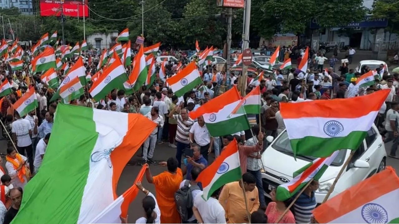 নিট আন্দোলনের হিংসার প্রতিবাদে পথে বিজেপি, জাতীয় পতাকা হাতে কলকাতার দুই প্রান্তে মিছিল