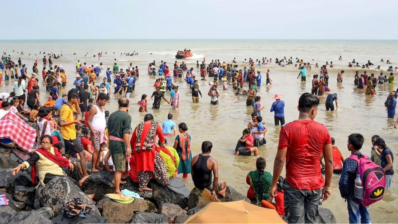 দিঘায় এবার শাড়ি-সালোয়ারে কোপ? হেলমেট-ক্যাপ পরার পরামর্শ!