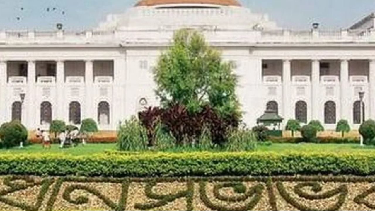 চালচলনে চটলেন বিধায়করা, সাসপেন্ড বিধানসভার মার্শাল দেবব্রত মুখোপাধ্যায়