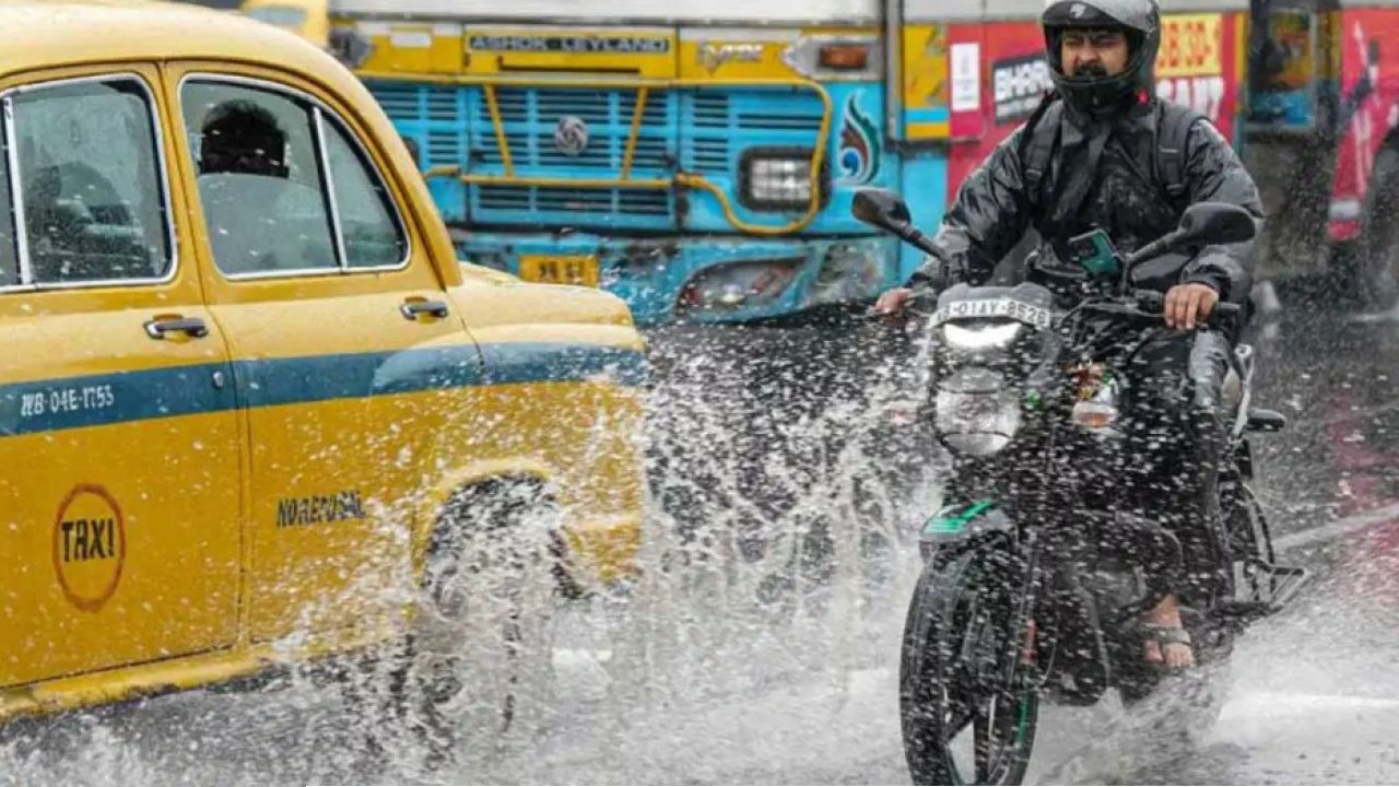 দক্ষিণবঙ্গে অঝোর ধারায় বৃষ্টি, ৪ জেলায় হলুদ সতর্কতা! বড় আপডেট আবহাওয়া দপ্তরের