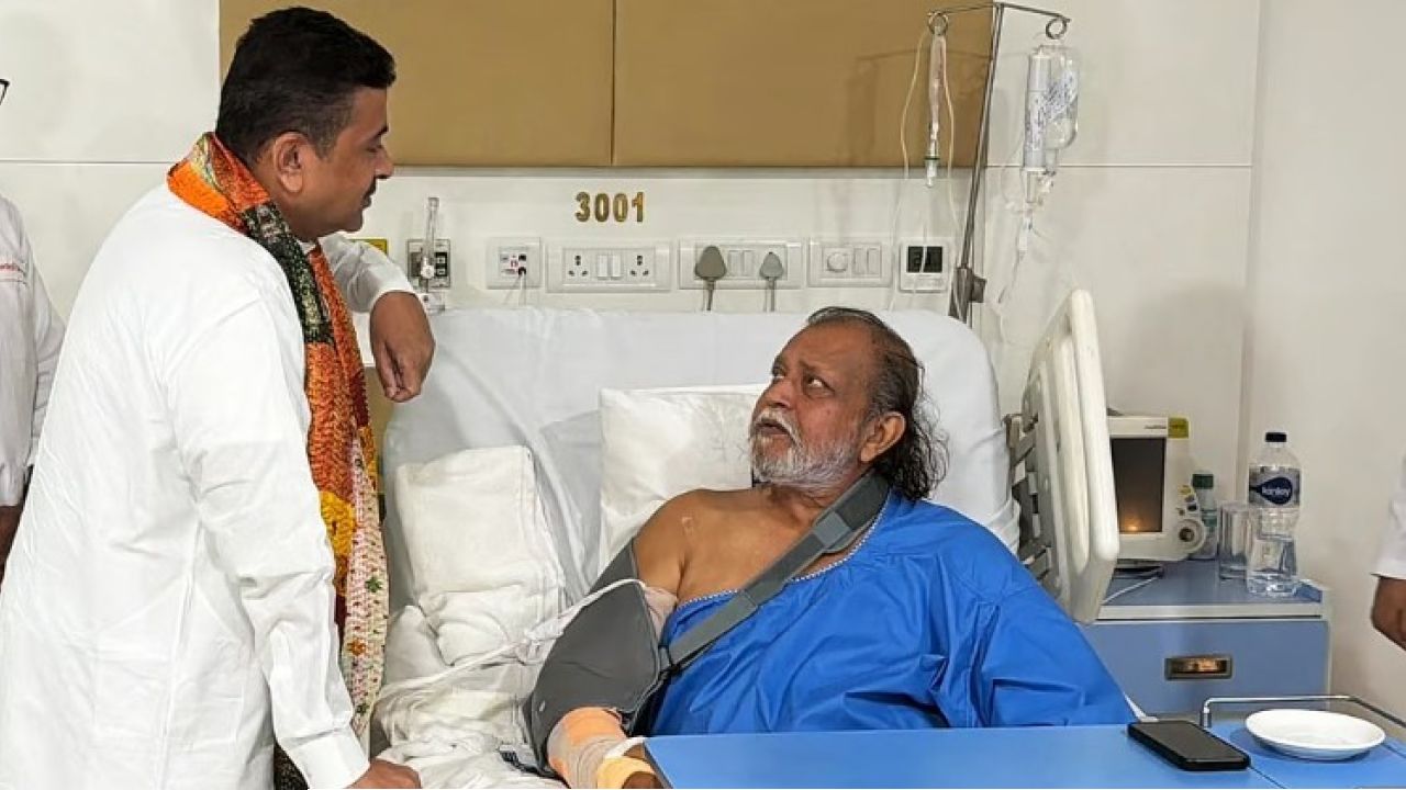 অস্ত্রোপচারের পর মিঠুনকে দেখতে পৌঁছলেন শুভেন্দু, কী ঘটল বাইপাসের বেসরকারি হাসপাতালে?