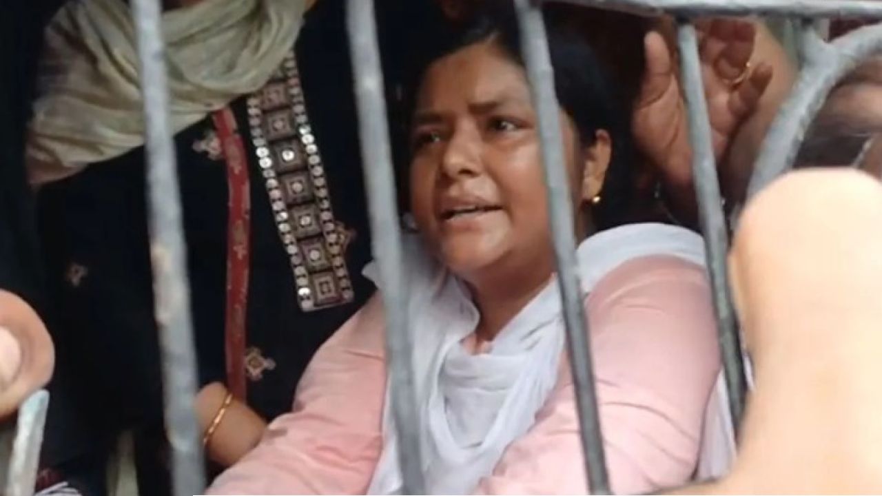 আসানসোলে  ব্যারিকেড ভেঙে চরম ধস্তাধস্তি! 'জেল ভরো' অভিযানে গ্রেফতার মীনাক্ষী মুখোপাধ্যায়