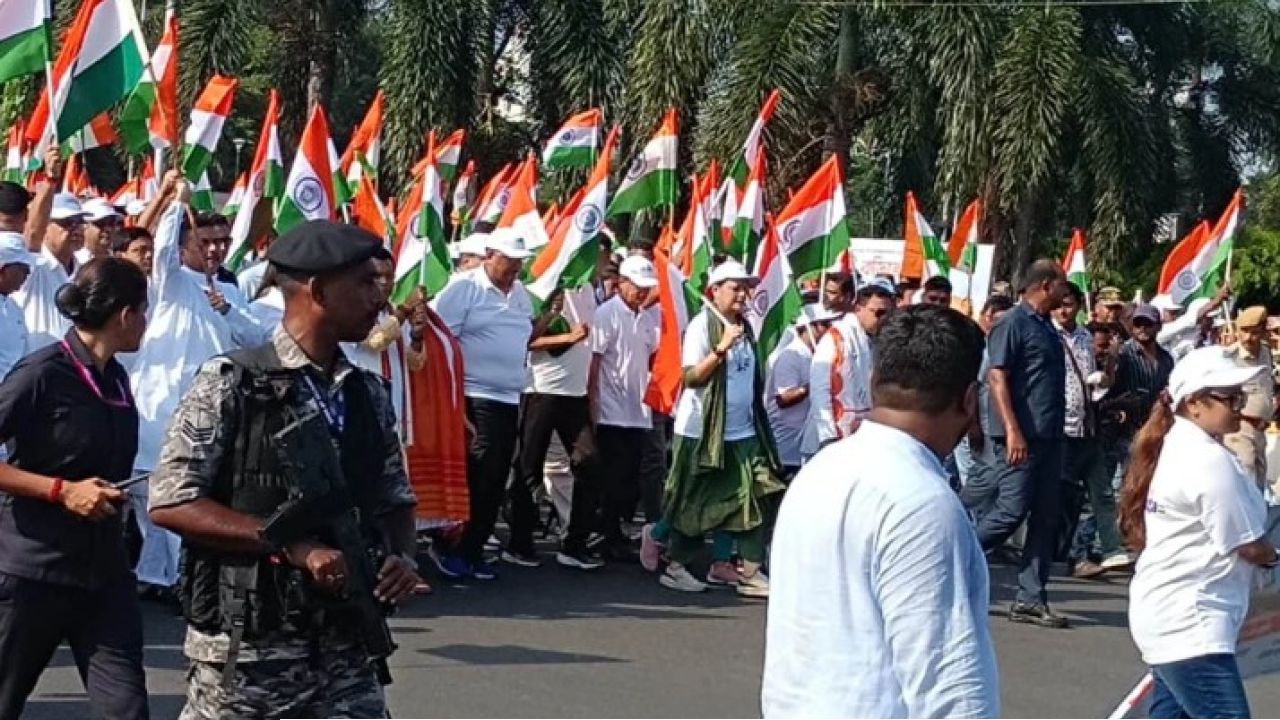 কলকাতার বুকে তেরঙ্গা ঝড়! ‘হর ঘর তেরঙ্গা’ যাত্রায় মুখ্যমন্ত্রী শুভেন্দুর নেতৃত্বে হাজার হাজার মানুষ