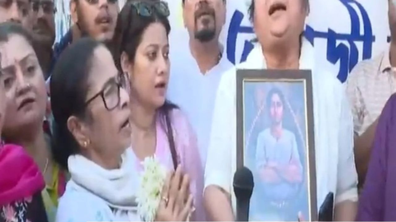 শ্যামবাজারে ধুন্ধুমার! মমতাকে দেখেই রাজপথে ‘চোর’ স্লোগান, উত্তপ্ত পরিস্থিতি
