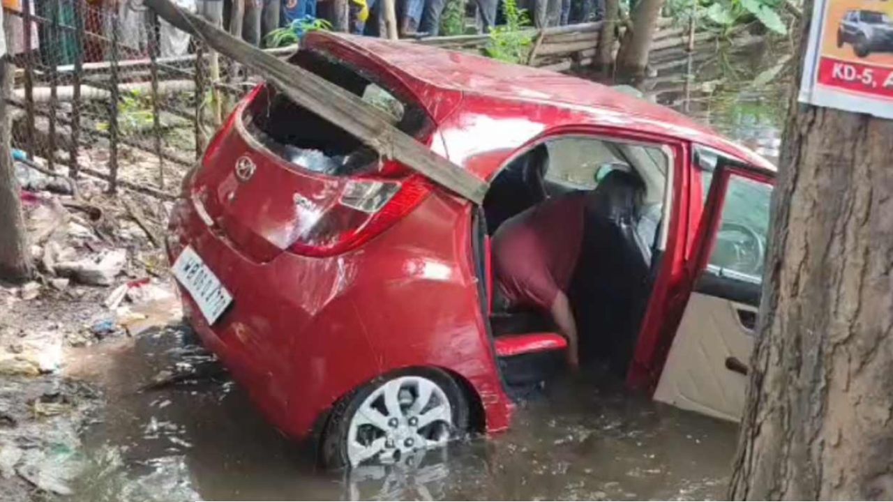ব্রেকের বদলে অ্যাক্সিলারেটরে পা পড়ার মাসুল? কেষ্টপুরে দেড় ঘণ্টার চেষ্টায় উদ্ধার সুমিত্রার দেহ
