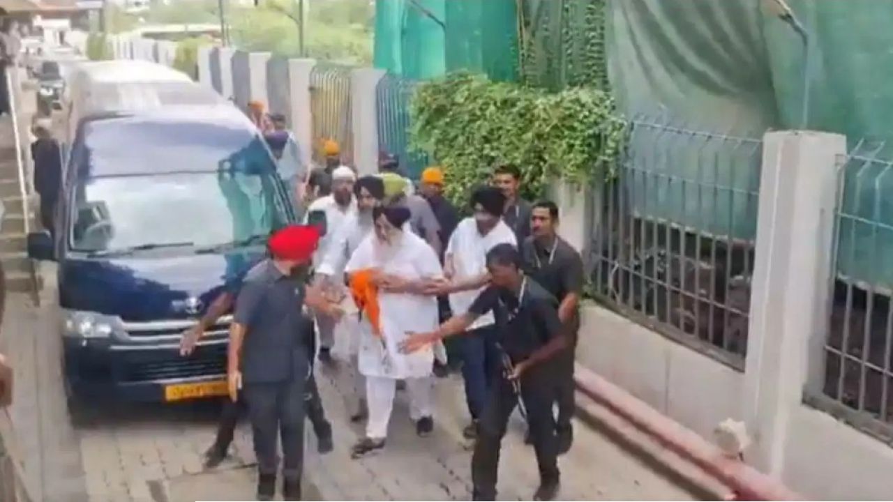 গুরুদ্বারের সামনেই অকালি প্রধানকে এলোপাথাড়ি ছুরির কোপ! হাসপাতালে সুখবীর বাদল