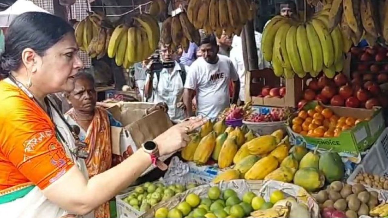 ‘শুধু দোকান কেন, খাট-বিছানা নিয়ে আসুন!’ ফুটপাথ দখলে মেজাজ হারালেন অগ্নিমিত্রা