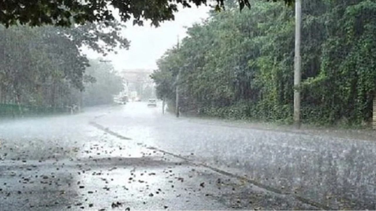 দুপুরের মধ্যেই দমকা হাওয়া ও বৃষ্টির পূর্বাভাস! কলকাতা-সহ একাধিক জেলায় হলুদ সতর্কতা, কী জানাচ্ছে হাওয়া অফিস?
