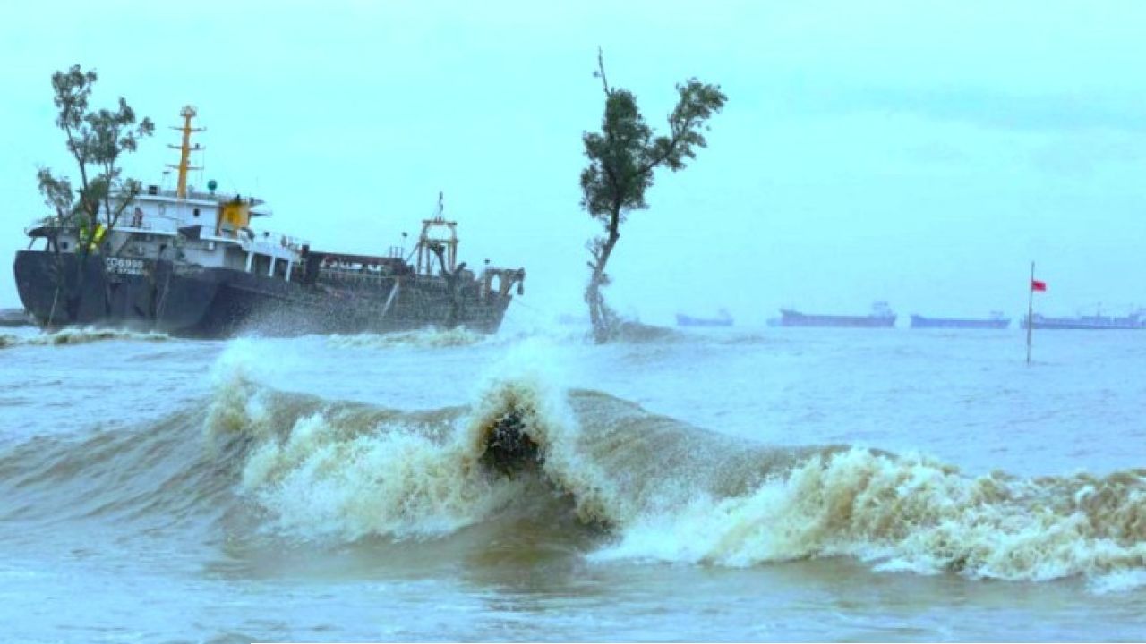 সাগরে ফুঁসছে নতুন নিম্নচাপ! আগামী ৪৮ ঘণ্টায় ভিজবে কলকাতা-সহ ৬ জেলা, আবহাওয়া নিয়ে চরম সতর্কবার্তা