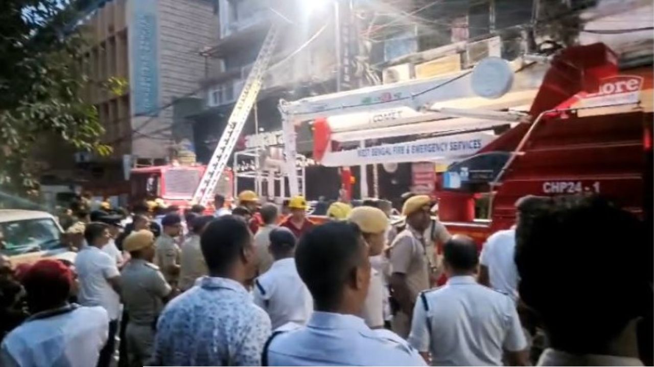 দেড় লাখ দিলেই ঘরে বসে ফায়ার লাইসেন্স! নিউ মার্কেটে সিল হচ্ছে ৭০টি বেআইনি হোটেল, এবার কি আতস কাঁচের তলায় দমকল কর্তারা?
