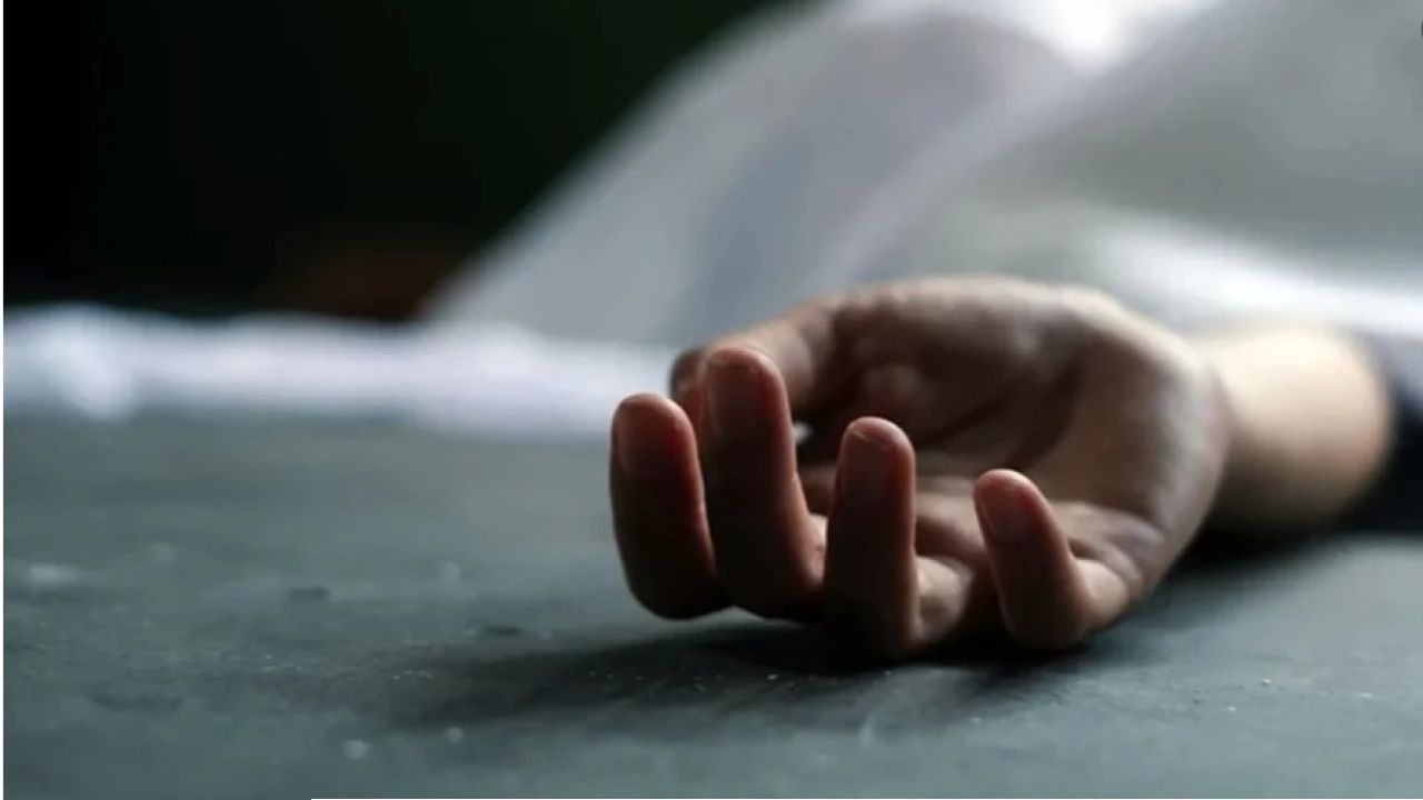  নেশার প্রতিবাদ করতেই স্ত্রীকে এলোপাথাড়ি কোপ, বাঁচাতে এলে মাকেও আক্রমণ! রক্তাক্ত অস্ত্র হাতে হেঁটে থানায় যুবক