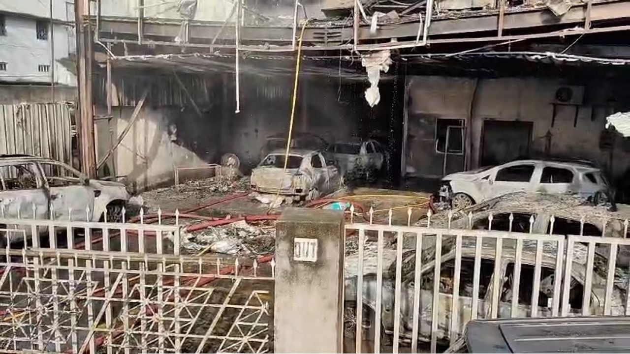 ভোর রাতেই দাউদাউ করে জ্বলে উঠল আস্ত শোরুম! বিমানবন্দরের কাছে কোটি টাকার গাড়ি পুড়ে ছাই, নেপথ্যে বড় গাফিলতি?