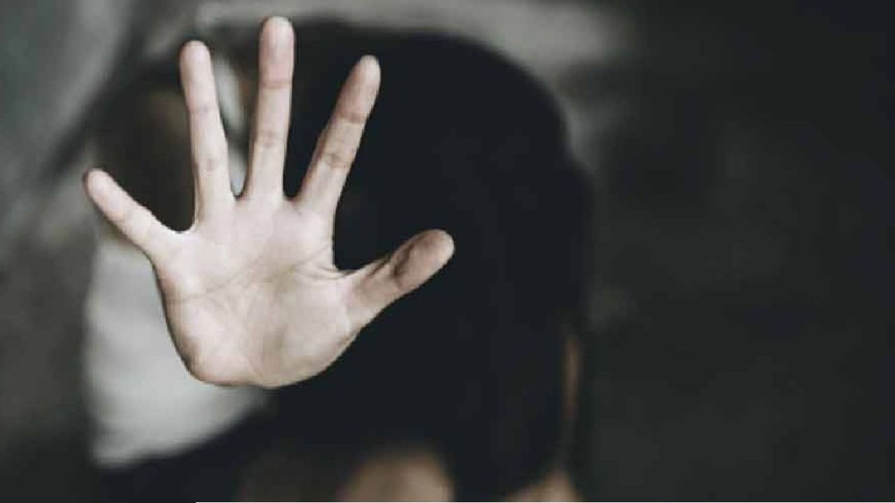অভিজাত ‘আরবানা’ আবাসনে ফ্ল্যাটে একা পেয়ে তরুণীকে ধর্ষণের চেষ্টা! বাধা দিতেই রক্তারক্তি কাণ্ড ঘটিয়ে ট্রেনে পালাচ্ছিল রাঁধুনি, তারপর...
