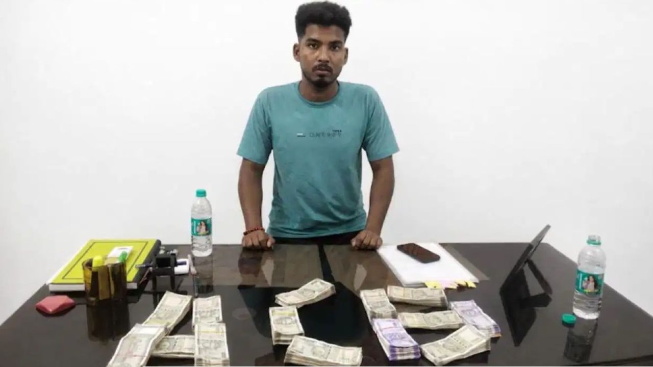 ফোনে সেভ ছিল &lsquo;ঝাড়গ্রাম ম্যানেজার&rsquo;! ব্যাগভর্তি ৫ লাখ ঘুষ নিতে গিয়ে পুলিশের জালেই আটক পুলিশ, তুলকালাম কাণ্ড