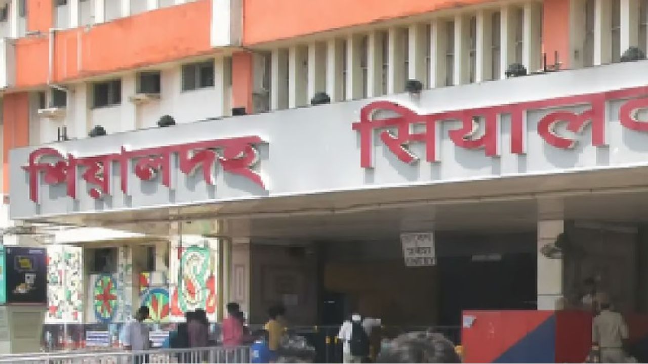 পুজোয় এবার আর লাইনে দাঁড়িয়ে টিকিট কাটার ভোগান্তি নয়! শিয়ালদহ ডিভিশনে ২৪ ঘণ্টা খোলা কাউন্টার