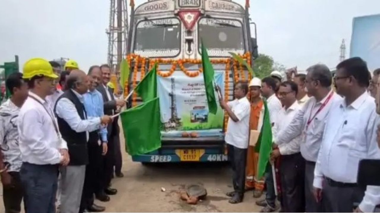 মাটির তলা থেকে বেরোচ্ছে কালো সোনা! অশোকনগরে শুরু তেল উৎপাদন, তৃণমূলকে কাঠগড়ায় তুলে কী বললেন শমীক?