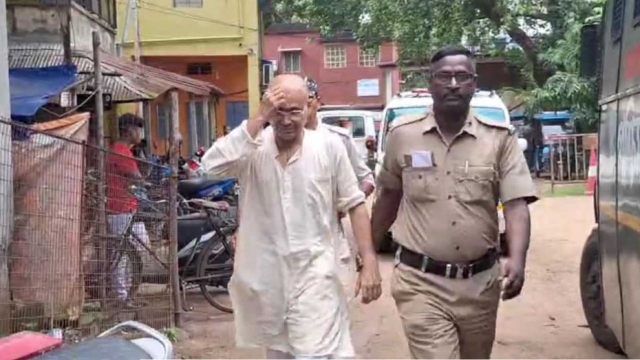 ‘টাকা নিয়েও চাকরি মেলেনি!’ স্বাস্থ্যকেন্দ্রে চাকরির লোভ দেখিয়ে লক্ষ লক্ষ টাকা হাতানোর অভিযোগ, কলকাতায় গ্রেফতার তৃণমূল নেতা