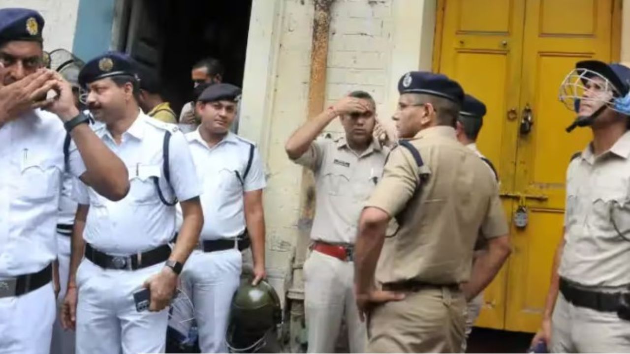 ফুটপাথ থেকে উধাও ৬ মাসের একরত্তি! গভীর রাতে পুলিশের ফিল্মি অপারেশনে উদ্ধার শিশু, কোথায় ঘটল এমন ঘটনা?