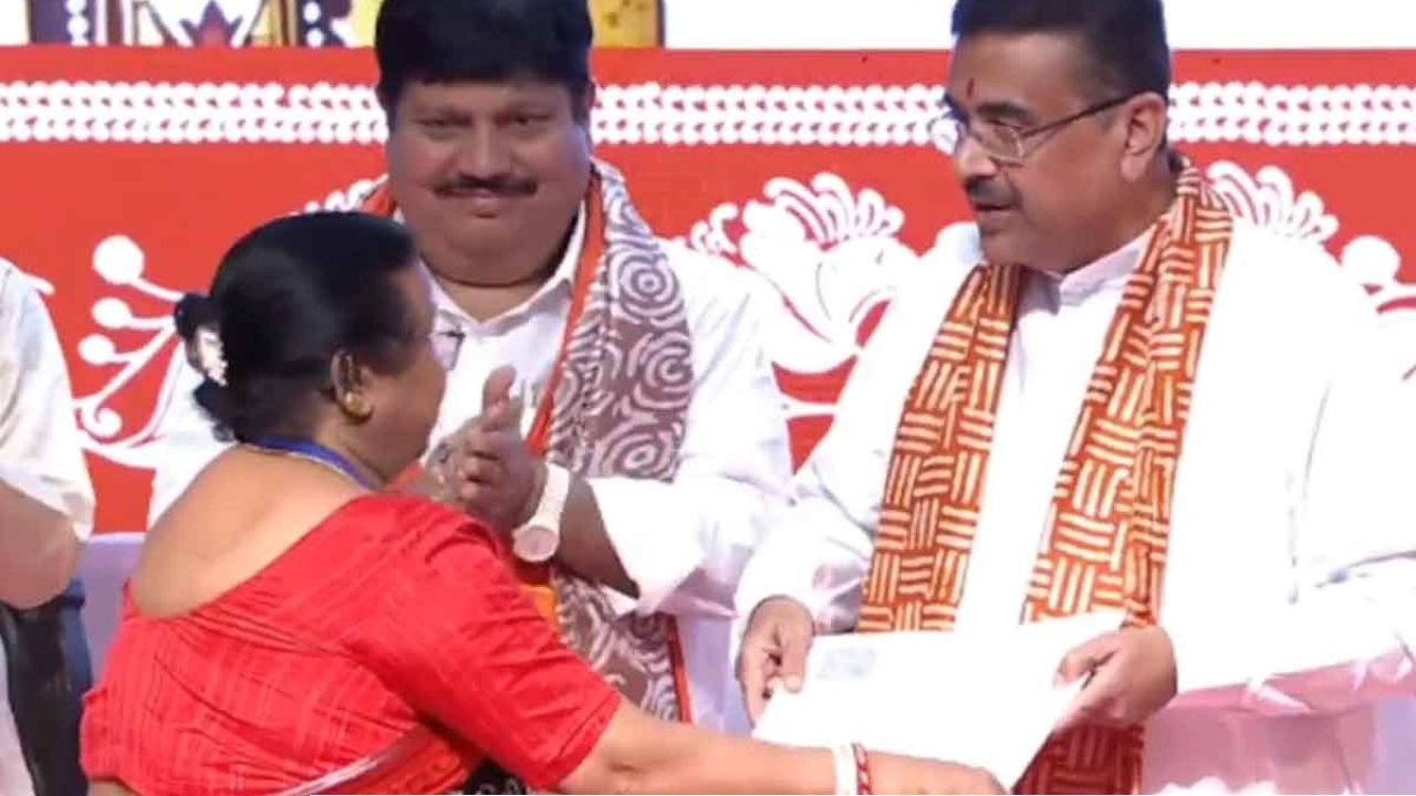  'ভুল বুঝিয়েছিল তৃণমূল', ৩০০ মতুয়াকে নাগরিকত্ব দিয়ে বড় বার্তা শুভেন্দুর 