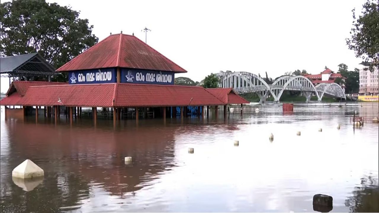 জলবন্দি কেরালা! বন্যায় মৃত ১৫, জোরকদমে চলছে উদ্ধারকাজ