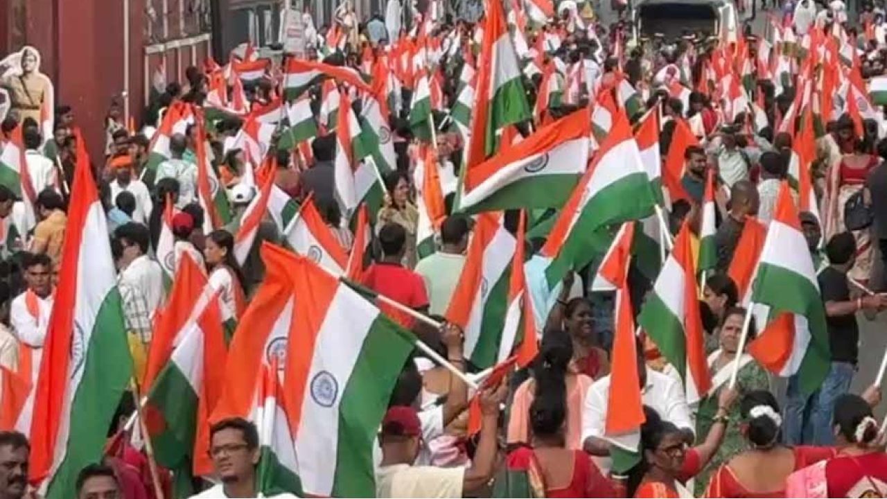 বদলের বাংলায় প্রথম ‘হর ঘর তেরঙ্গা’! ভবানীপুরে শুভেন্দুর মিছিলে ত্রিবর্ণ পতাকার জনজোয়ার 