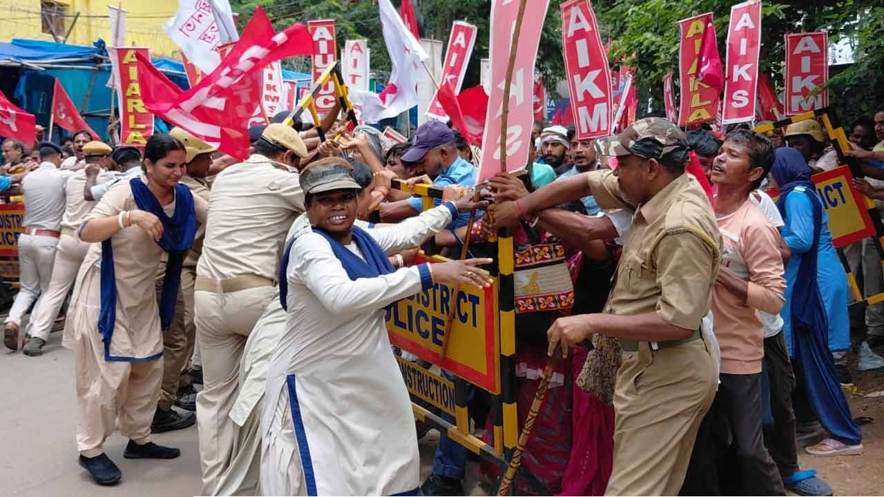 বাঁকুড়ায় বামেদের ‘ব্যারিকেড ভাঙো’ অভিযান! পুলিশের সঙ্গে ধস্তাধস্তি, জেলাশাসক দফতরে তুমুল বিক্ষোভ 